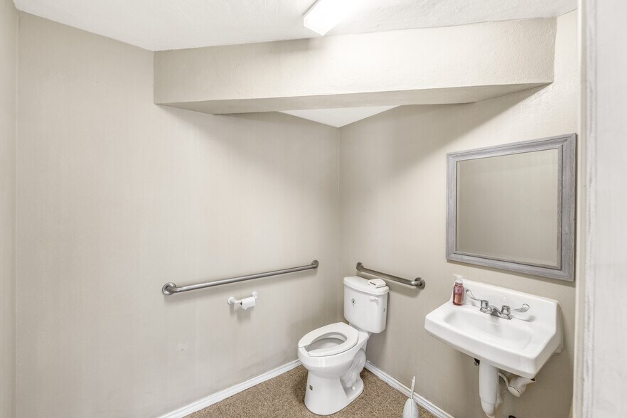 More Photos Of 930 New Laredo Hwy, San Antonio Office For Sale
