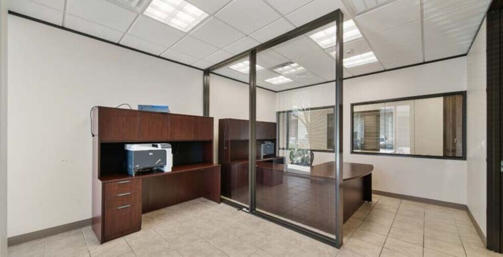 More Photos Of 701 S Persimmon St, Tomball Warehouse For Lease