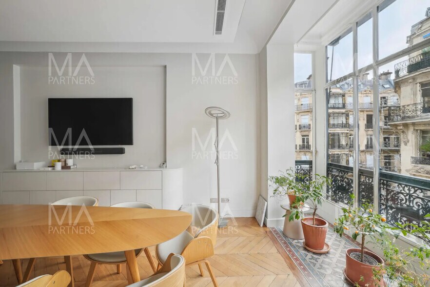 More Photos Of 14 Rue Clément Marot, Paris Office For Sale
