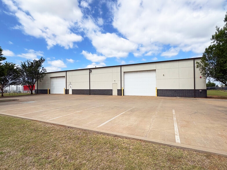 More Photos Of 2325 South Fretz Avenue, Edmond Warehouse For Lease