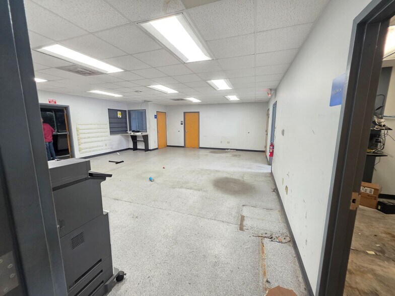 More Photos Of 700 NE Arch St, Atlanta Truck Terminal For Sale