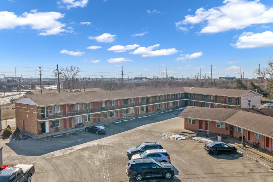 More Photos Of 2889 Howard Av, Windsor Hotel For Sale