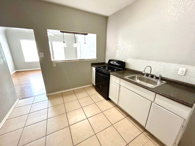 More Photos Of 1409 W Woodlawn Ave, San Antonio Apartments For Sale