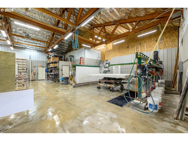 More Photos Of 161 Heritage Way, Roseburg Light Manufacturing For Sale