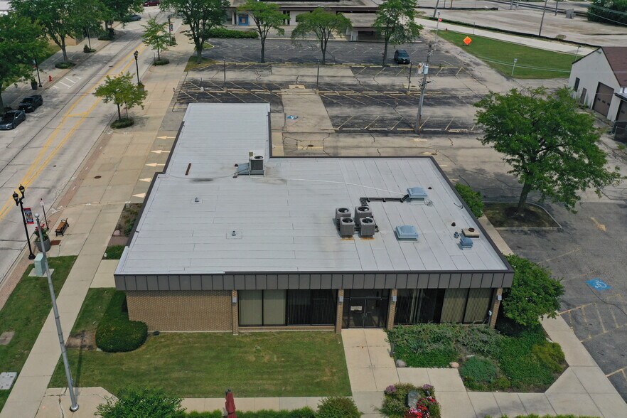 More Photos Of 411 N Seymour Ave, Mundelein Bank For Lease