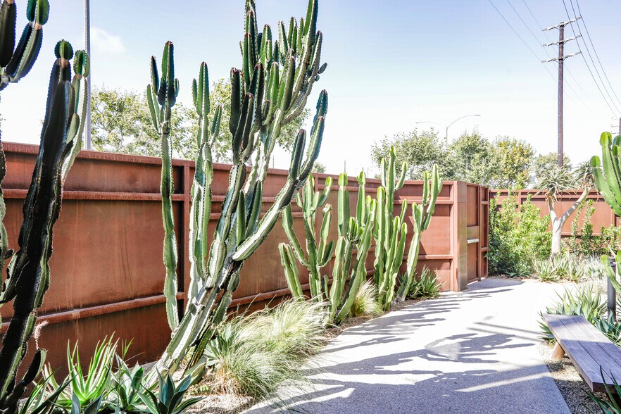 More Photos Of 606 Venice Blvd, Venice Office For Sale