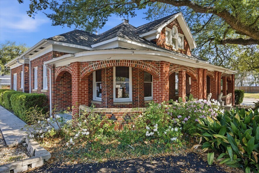 More Photos Of 717 E 1st St, Humble Office Residential For Sale