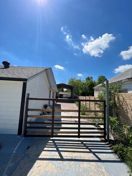 More Photos Of 804 W 2nd St, Taylor Storefront Retail Office For Lease