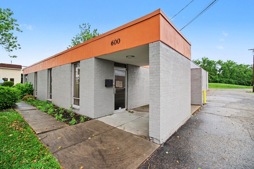 More Photos Of 600 Northland Blvd, Forest Park Warehouse For Sale