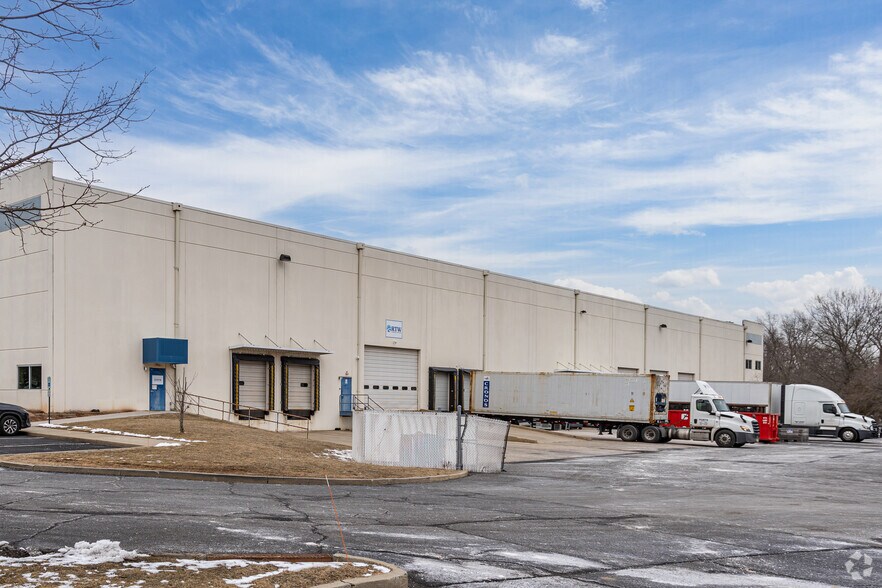 More Photos Of 600 Apgar Dr, Somerset Warehouse For Lease