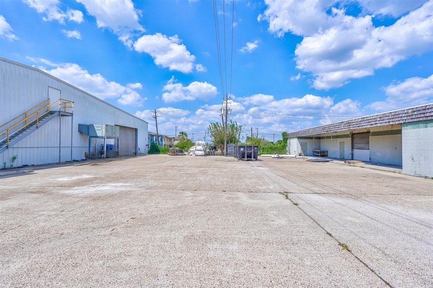More Photos Of 101 W 4th St, Freeport Warehouse For Sale
