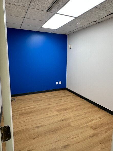 More Photos Of 730 Holiday Dr, Pittsburgh Office For Lease
