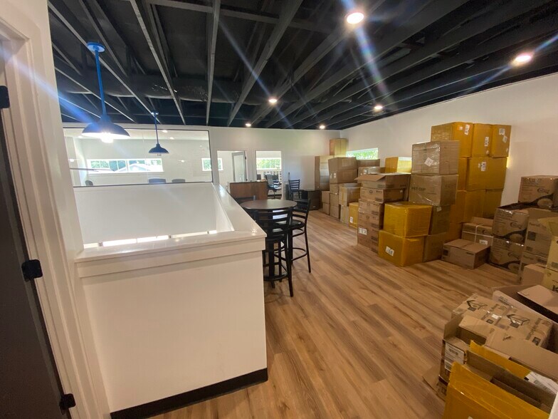 More Photos Of 87 W Colt Square Dr, Fayetteville Office Residential For Lease