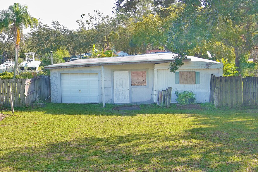 More Photos Of 426 S Plumosa St, Merritt Island General Retail For Sale
