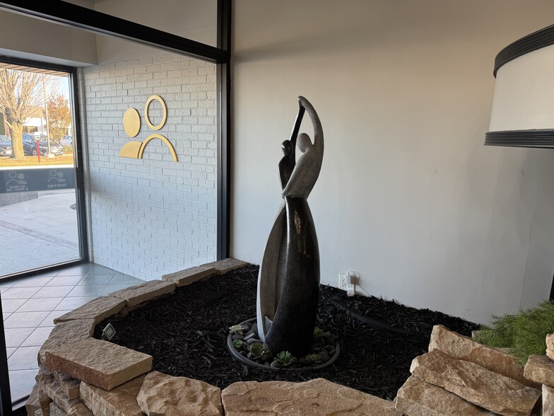 More Photos Of 1300 Cummins Rd, Des Moines General Retail For Lease