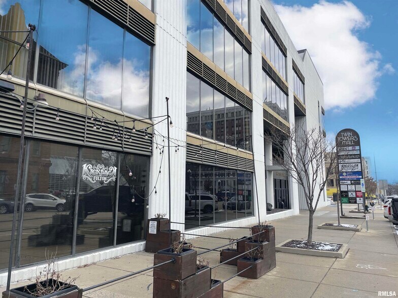 More Photos Of 456 Fulton St, Peoria Office For Sale