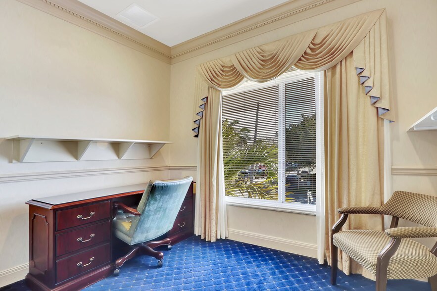 More Photos Of 117 SE Seminole St, Stuart Medical For Sale