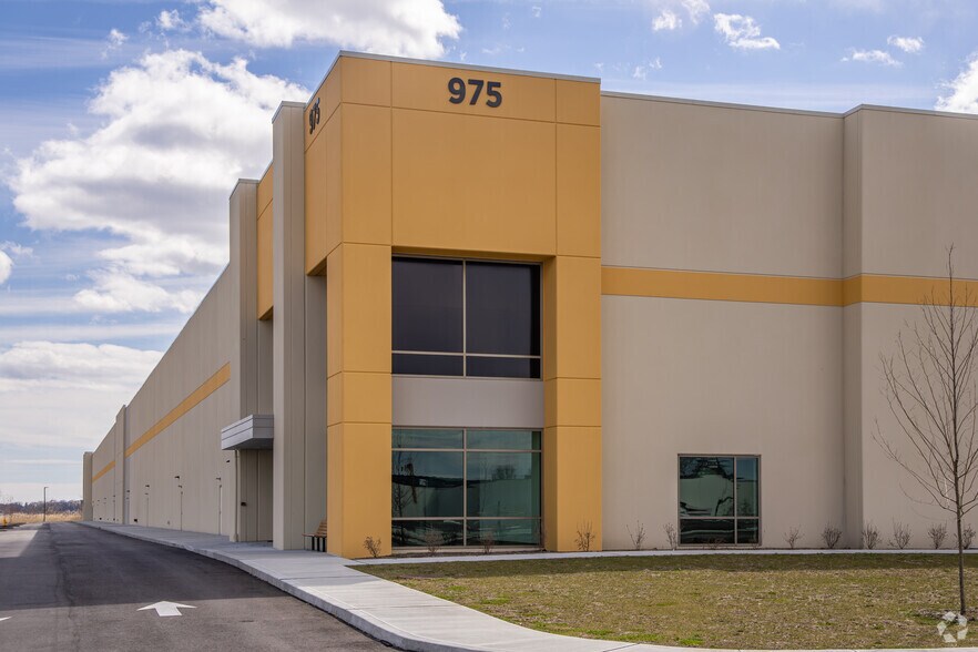 More Photos Of 975 Lordship Blvd, Stratford Warehouse For Lease