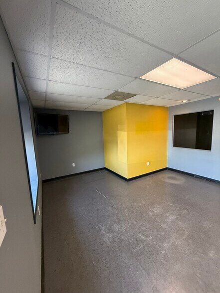 More Photos Of 4005 N Navarro St, Victoria Warehouse For Lease