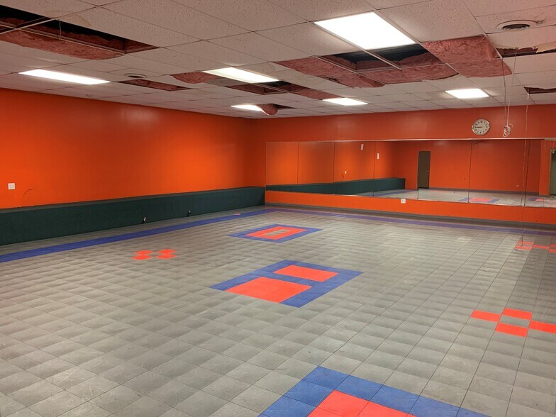 More Photos Of 1145 S Washburn St, Oshkosh Freestanding For Sale