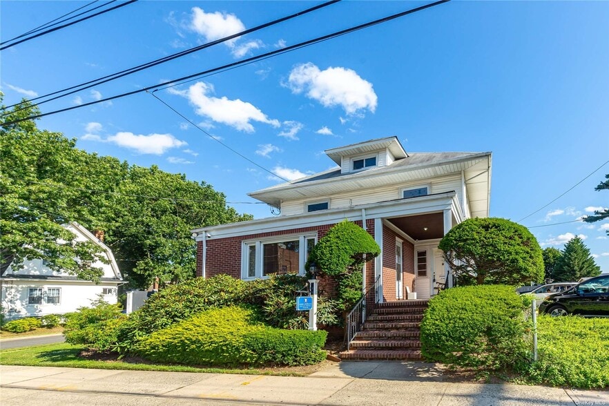 More Photos Of 330 Winthrop St, Westbury Office For Sale