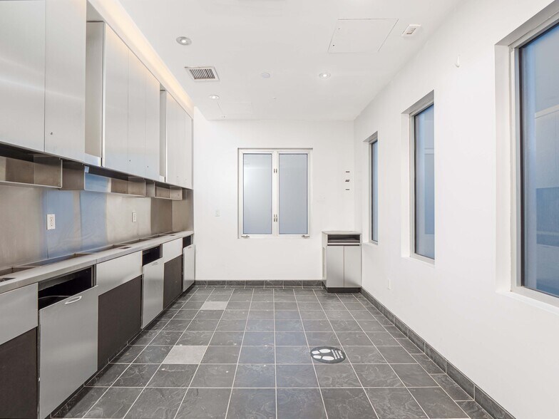 More Photos Of 108 E 60th St, New York Storefront Retail Office For Sale