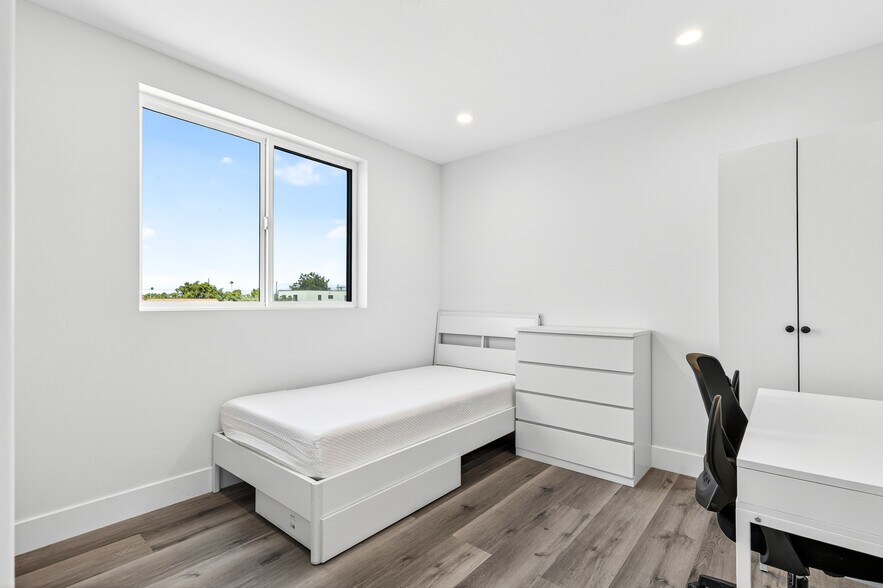 More Photos Of 1597 W 37th St, Los Angeles Apartments For Sale