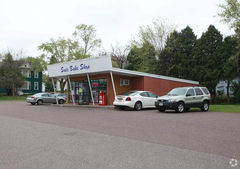 More Photos Of 1319 Birch St, Eau Claire Freestanding For Sale