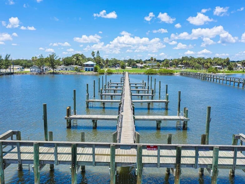 More Photos Of 412 Indian River Dr, Sebastian Hotel For Sale