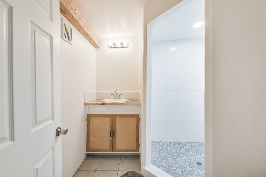 More Photos Of 7449 Wright Rd, Houston Manufacturing For Sale