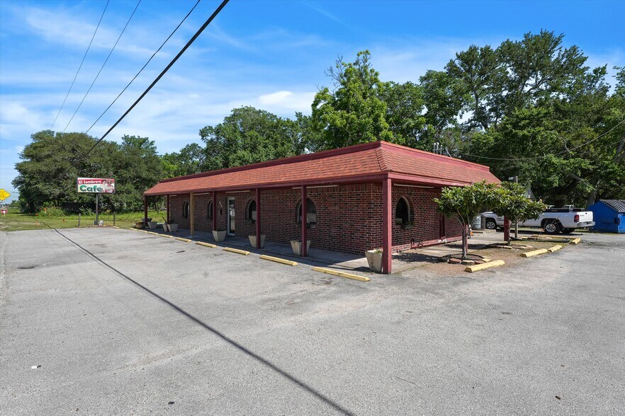 More Photos Of 9302 Highway 6, Hitchcock Restaurant For Lease