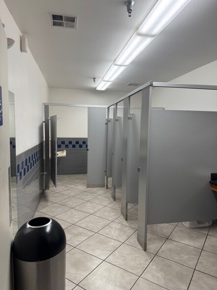 More Photos Of 4625 Wible Rd, Bakersfield Auto Dealership For Lease