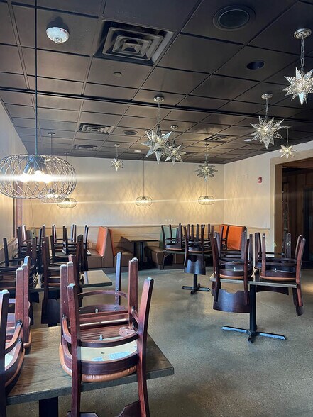 More Photos Of 8810 S 71st Plz, Papillion Restaurant For Lease