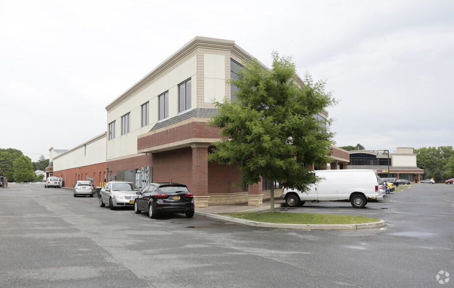 More Photos Of 876 Connetquot Ave, Islip Terrace Supermarket For Lease