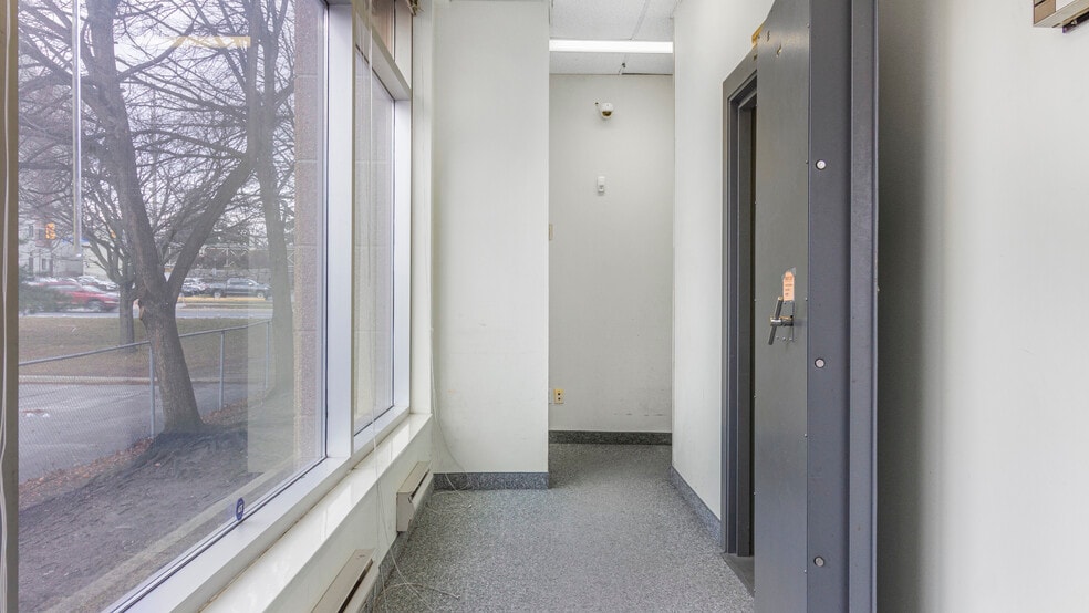 More Photos Of 918 Dundas St E, Mississauga Office For Lease