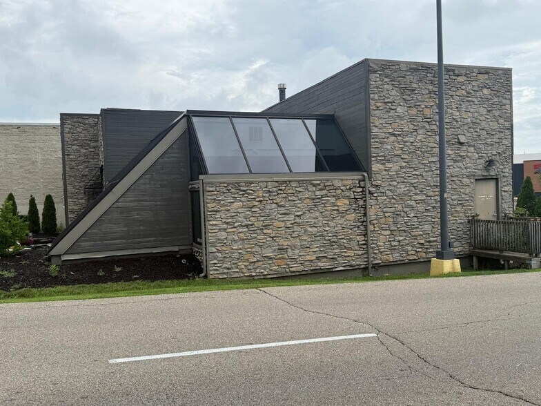 More Photos Of 7292 Kenwood Rd, Cincinnati Freestanding For Sale