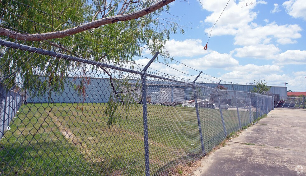 More Photos Of 1001 Allen Genoa Rd, South Houston Warehouse For Lease