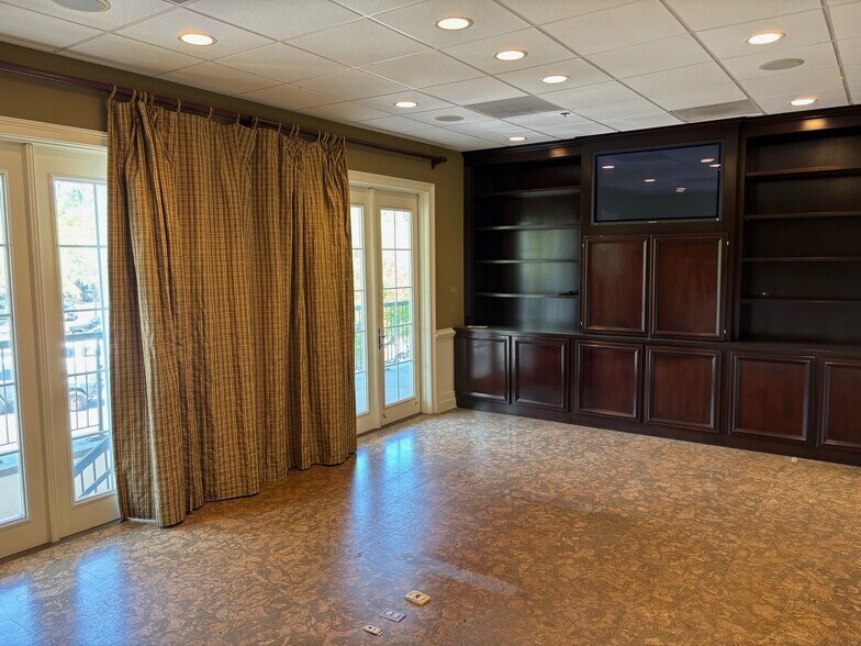 More Photos Of 10 Plantation Park Dr, Bluffton Office For Sale