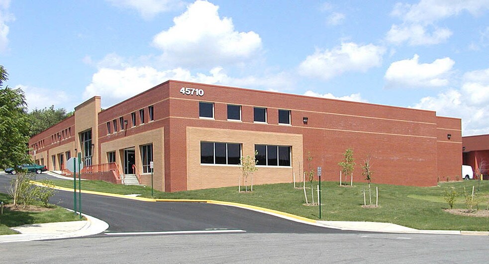 Primary Photo Of 45710 Oakbrook Ct, Sterling Warehouse For Lease