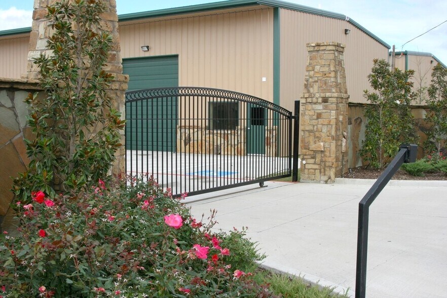 More Photos Of 122 Rose Ln, Frisco Warehouse For Lease