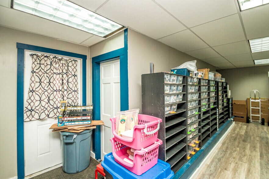 More Photos Of 12 Middle St, Lancaster Flex For Sale