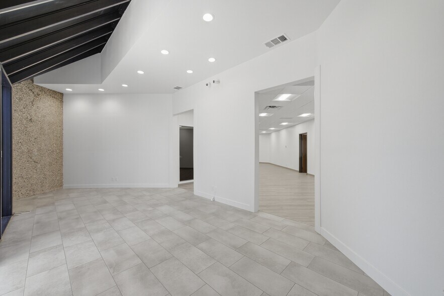 More Photos Of 8 Holland, Irvine Warehouse For Lease