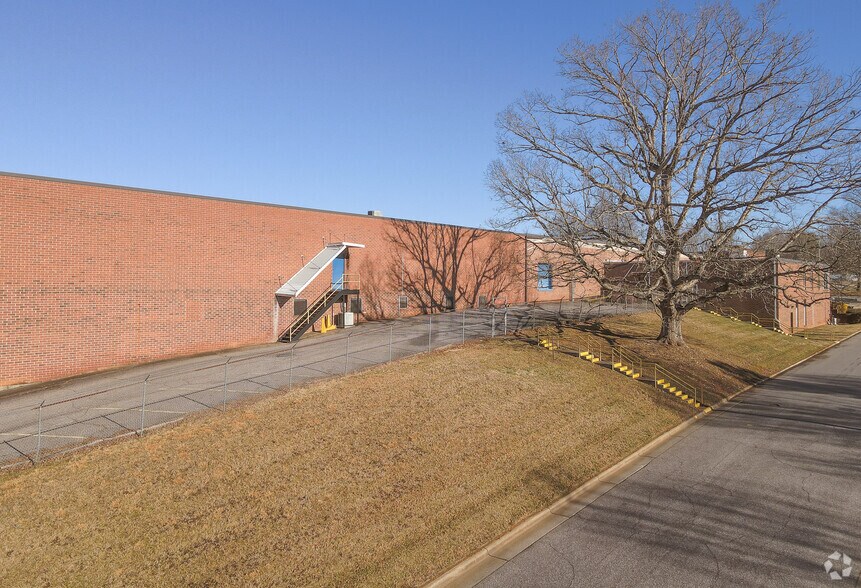 More Photos Of 820 Cochran St, Statesville Warehouse For Lease