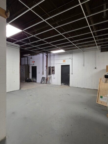 More Photos Of 1071 Waveland Ave, Franklin Park Warehouse For Sale