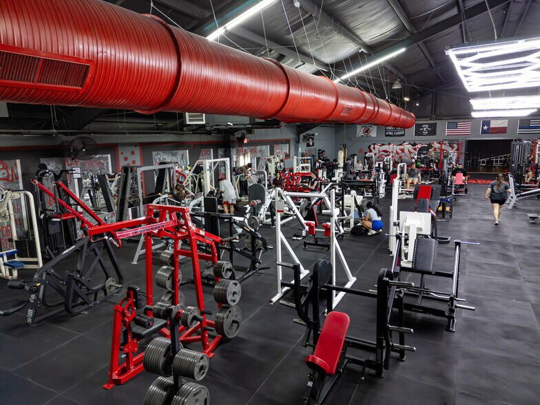 More Photos Of 321 S Persimmon St, Tomball Manufacturing For Lease