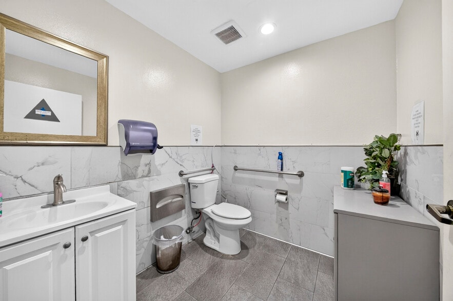 More Photos Of 9841 Garden Grove Blvd, Garden Grove Auto Dealership For Sale