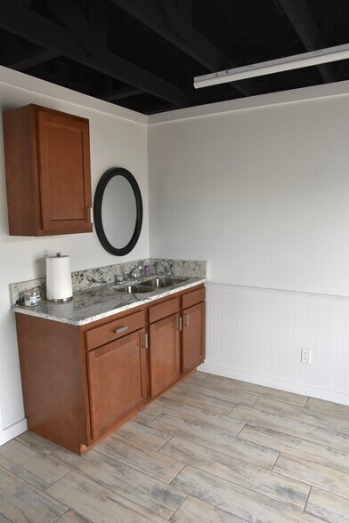 More Photos Of 1811 E Broadway St, Altus Service For Lease