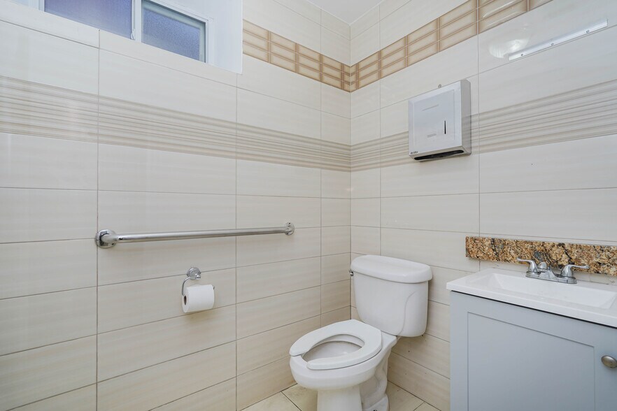 More Photos Of 1330-1332 Rockland Ave, Staten Island Medical For Sale