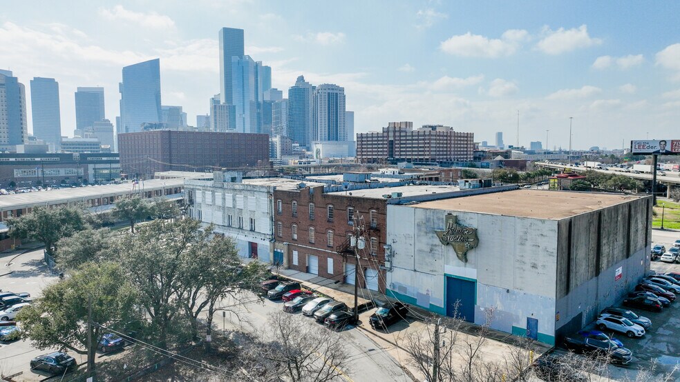 More Photos Of 707-717 Walnut St, Houston Warehouse For Lease