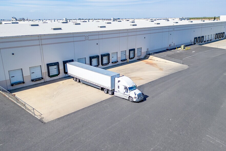 More Photos Of 2247 N Plaza Dr, Visalia Distribution For Lease